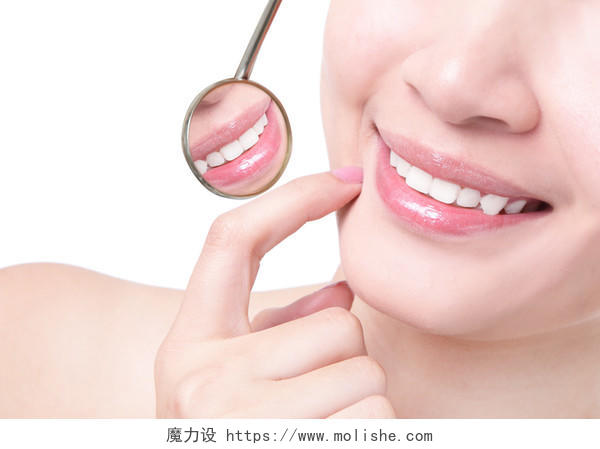 健康女人的牙齿和牙医嘴镜像上孤立的白色背景模型是亚洲女孩牙齿美白
